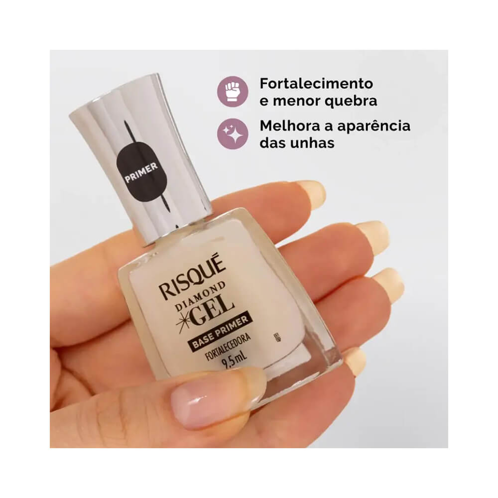 Frasco de esmalte Risqué Diamond Gel Base Primer Fortalecedora segurado por uma mão